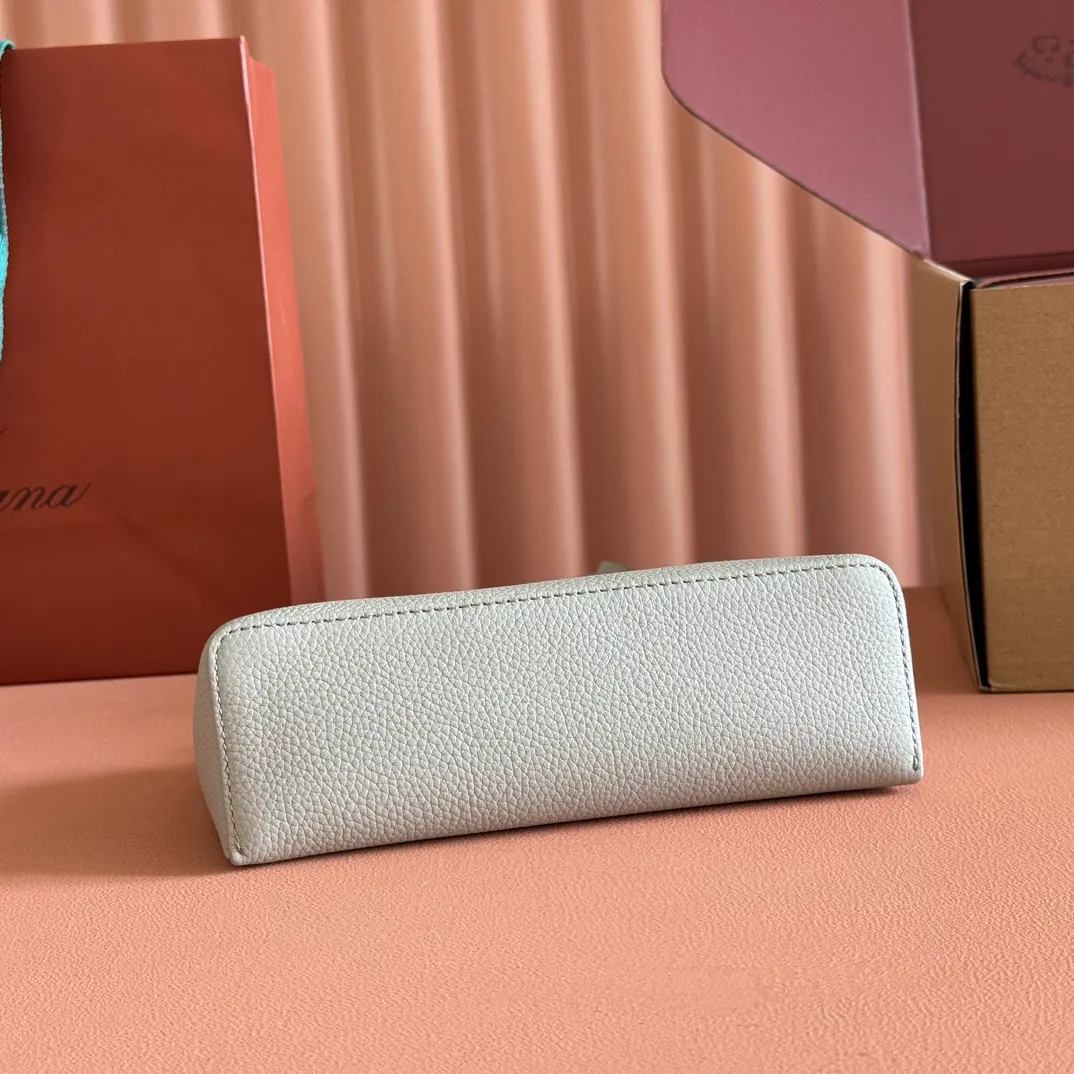 p1160💋💋💋【Original leather configuration counter complete set of packaging】 𝐋𝐨𝐫𝐨 𝐏𝐢𝐚𝐧@ Extra pocket L19 series handbag/crossbody bag, all steel, the most comfortable life is the undefined life, just like loro The material design of pian@ does not require complicated design styles. The simple and soft outline is elegant and durable, like an exquisite cosmetic case, which perfectly balances appearance and functionality. The leather is delicate and feels as soft as butter. The small bag has a large capacity. It is not only portable with a thin shoulder strap, but can also be worn cross-body. Sisters who have a special liking for minimalist style can buy it. It is simple and versatile. The simpler, the more different. Stars and Instagram celebrities are all planting it. There are two sizes of 19 cm and 27 cm. One is exquisite and casual, and the other is elegant and grand. Size: Small: length 19×width 7×height 12cm (